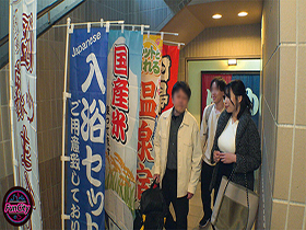 筆おろし温泉ソープ 親父が再婚して― Kカップ爆乳の義母さんができた。家族旅行で僕が童貞なのを知ると… 菅日菜子 サンプル動画サムネイル